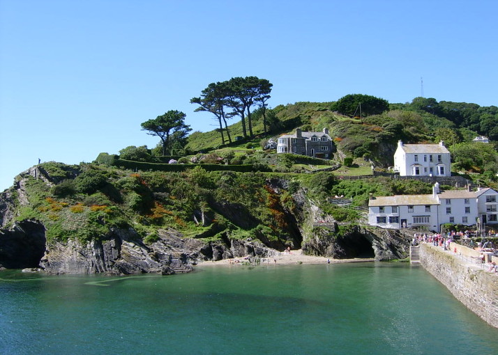 Beautiful photograph of the entrance of Polperro Harbour, by Phyllis Ryder